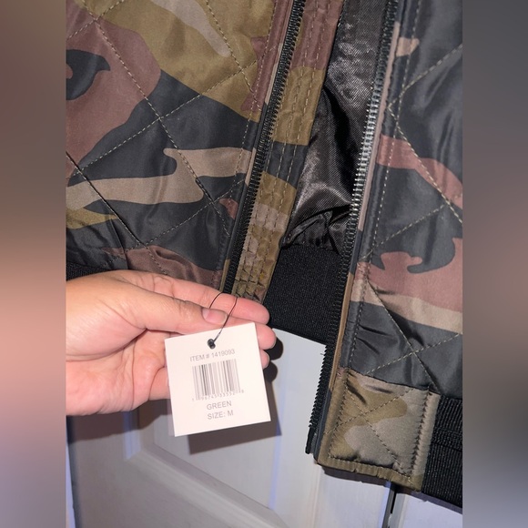 🪖NWT Men’s Calvin camo quilted jacket in medium - Picture 3 of 8